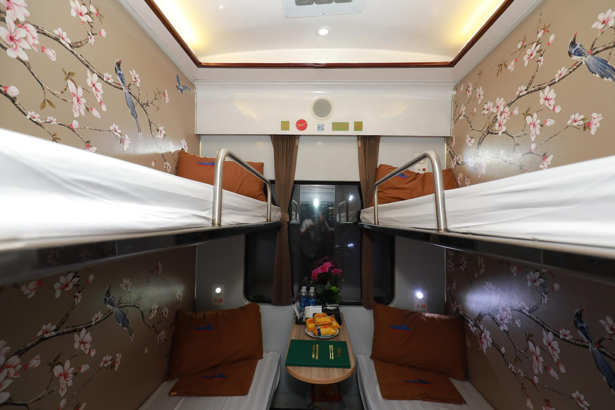 Đoàn tàu chất lượng cao SE19/SE20 với nhận diện riêng và gia tăng tính thẩm mỹ để thu hút hành khách tuyến Hà Nội - Đà Nẵng.