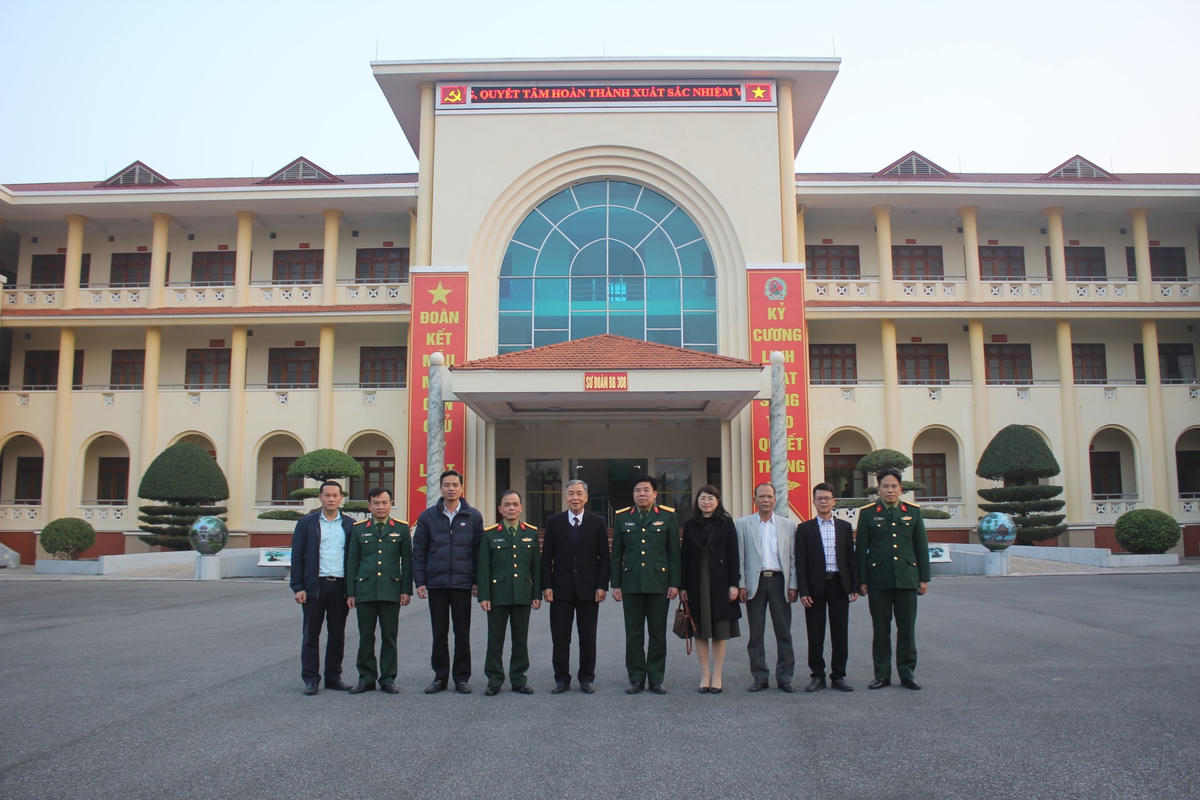 Đại biểu chụp ảnh lưu niệm tại Sư đoàn 308.