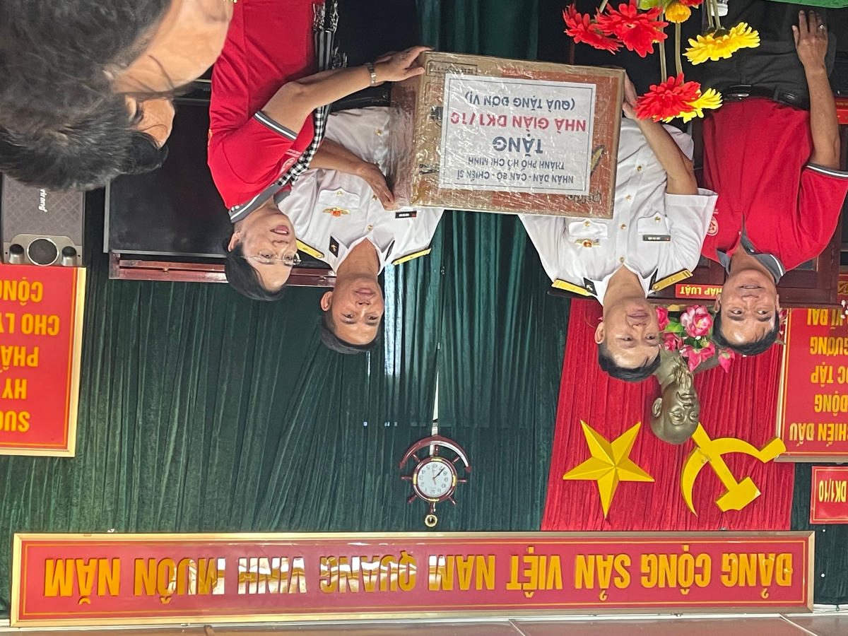 Bà Trần Kim Yến thay mặt đoàn đại biểu TP HCM tặng quà cán bộ chiến sĩ nhà giàn DK1/10.