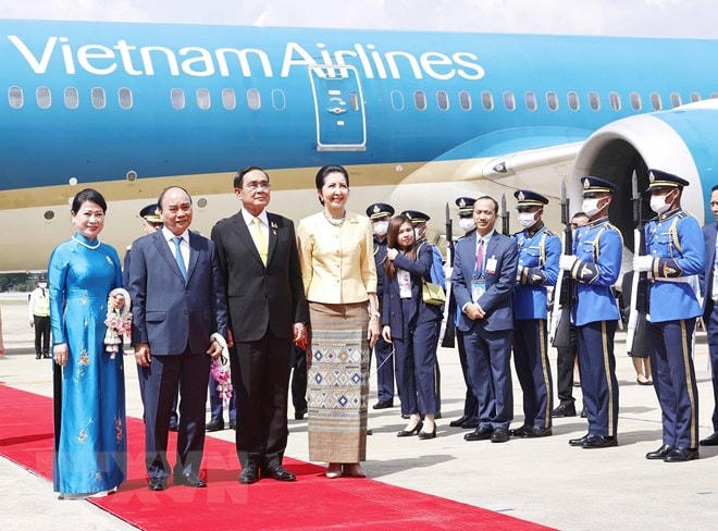 Thủ tướng Thái Lan Prayut Chan-o-cha và Phu nhân đón Chủ tịch nước Nguyễn Xuân Phúc và Phu nhân tại Sân bay Không quân Hoàng gia Thái Lan. Ảnh: Thống Nhất/TTXVN.