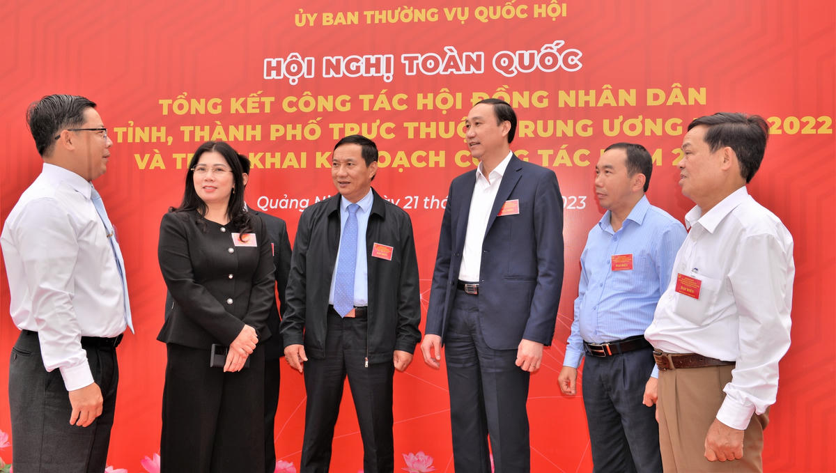 Phó Chủ tịch Ủy ban TƯ MTTQ Việt Nam Phùng Khánh Tài cùng các đại biểu trao đổi bên lề Hội nghị.