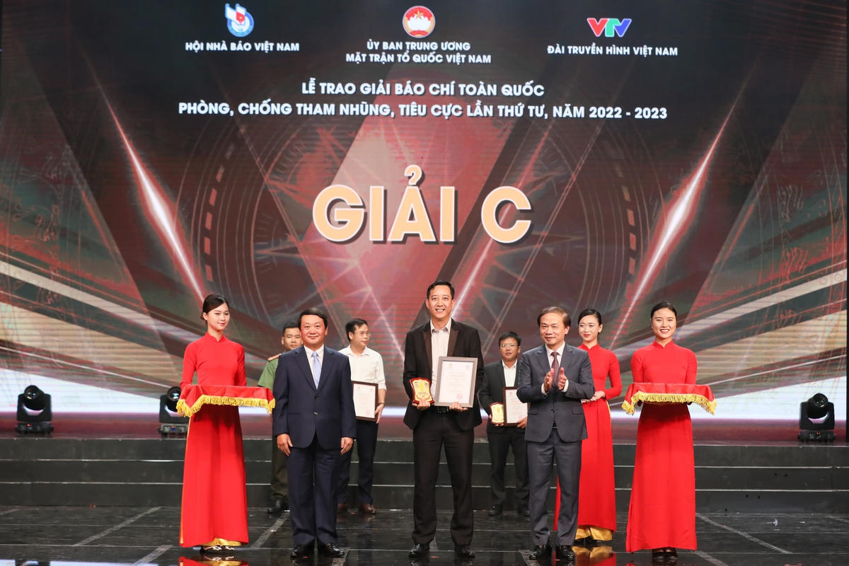 Tôn vinh kịp thời những người làm báo có tinh thần dấn thân chống tham nhũng, tiêu cực