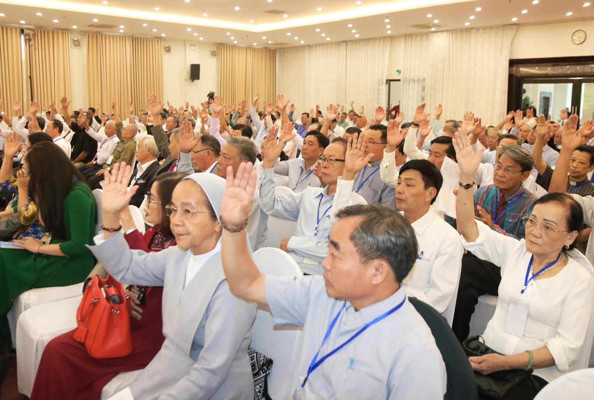 Đại biểu tiến hành biểu quyết tại Đại hội.