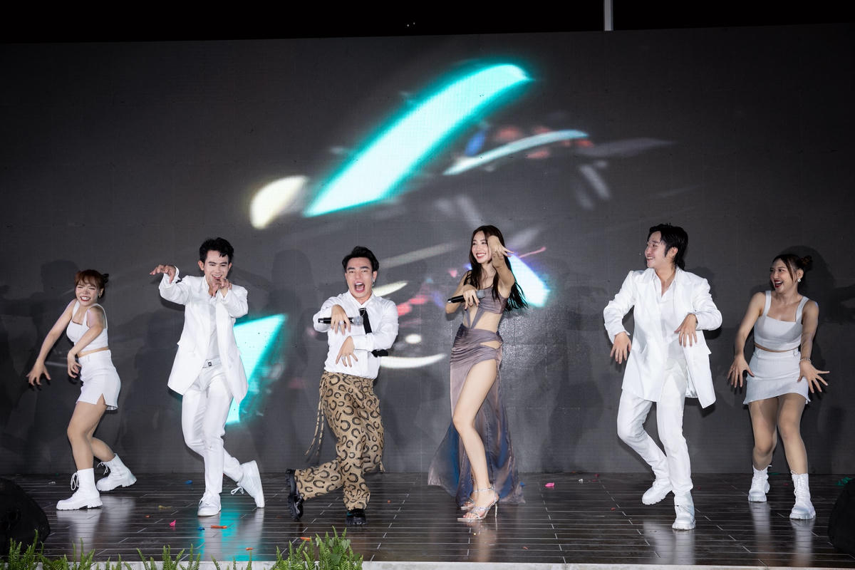 Lê Dương Bảo Lâm góp mặt cùng khuấy động sân khấu buổi fan meeting của Hoa hậu Thùy Tiên. 