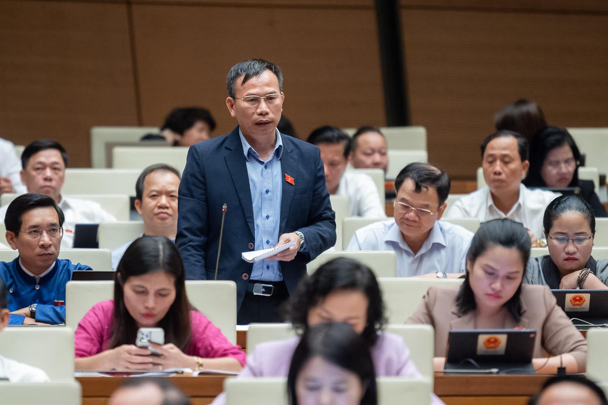 Đại biểu Đồng Ngọc Ba (Đoàn ĐBQH tỉnh Bình Định) góp ý kiến về Dự thảo Luật Nhà ở (sửa đổi). Ảnh: Quang Vinh.