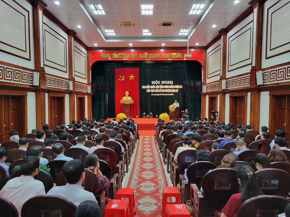 Toàn cảnh hội nghị ĐBQH tỉnh Ninh Bình tiếp xúc cử tri huyện Hoa Lư.