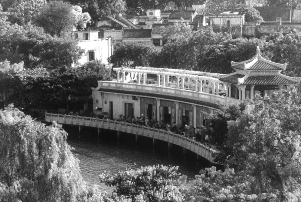 Nhà Thủy Tạ - Cảnh trong phim tư liệu Hà Nội tháng 5 - Xưởng phim Thời sự Tài liệu (1967).