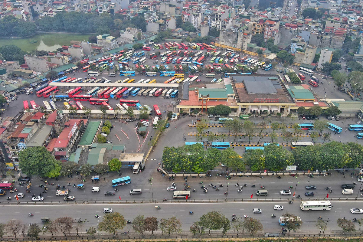 “Để phục vụ tốt nhất nhu cầu đi lại của Nhân dân, bến xe đã tăng cường công tác kiểm tra phòng, chống cháy nổ, bố trí nhân lực điều tiết, giải quyết dứt điểm tình trạng phương tiện dừng đỗ trên đường xe xuất bến và cổng bến. Chúng tôi kiên quyết không để phương tiện chạy lòng vòng trong sân để đón khách, không để tình trạng phương tiện không có hợp đồng, bị đình chỉ, không đủ điều kiện vào bến đón, trả khách”, ông Nguyễn Hoàng Tùng thông tin.