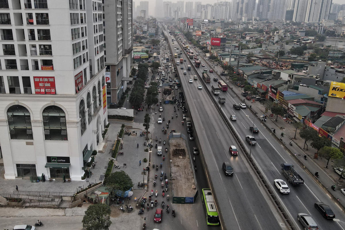 Nhằm giảm tình trạng ùn tắc giao thông trên tuyến đường Nguyễn Xiển (Thanh Xuân) để thi công gói thầu số 2 của Dự án hệ thống xử lý nước thải Yên Xá hiện đang xén dải phân cách giữa đường Nguyễn Xiển để làm đường tạm...