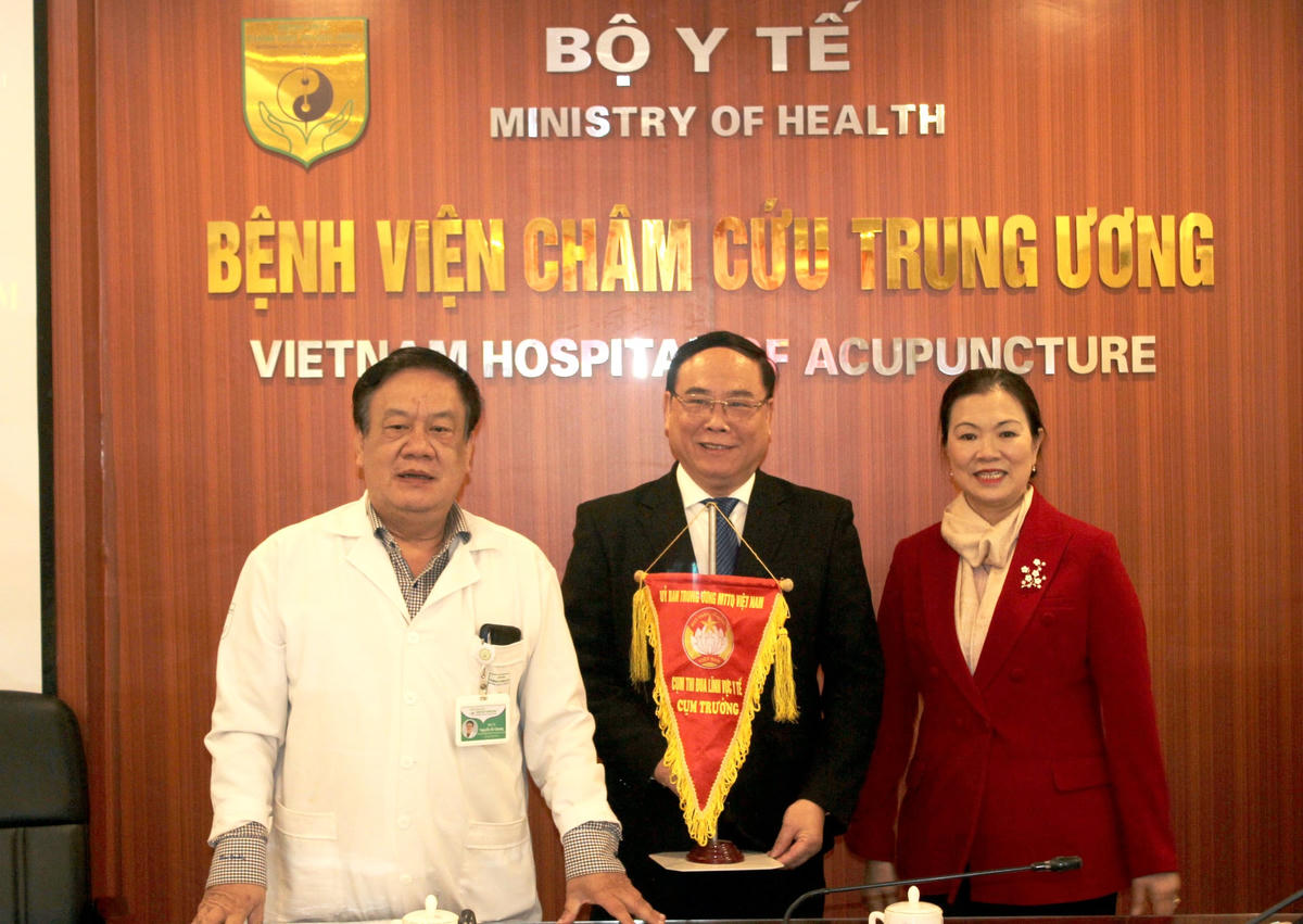 PGS.TS Nguyễn Bá Quang, Chủ tịch Hội Châm cứu Việt Nam trao cờ luân lưu cho đơn vị Cụm trưởng năm 2023.