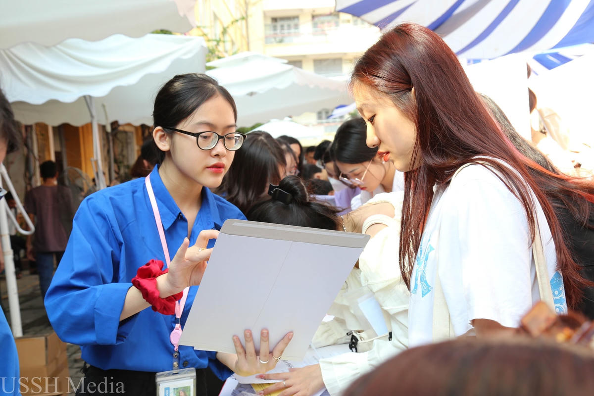 Tân sinh viên cần vượt qua áp lực ngày đầu để hòa nhập với môi trường đại học.