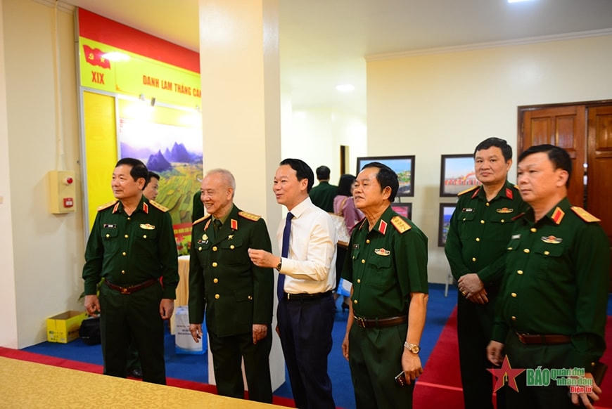  Các đại biểu tham quan gian trưng bày một số sản phẩm nông sản và hình ảnh nổi bật của tỉnh Yên Bái.