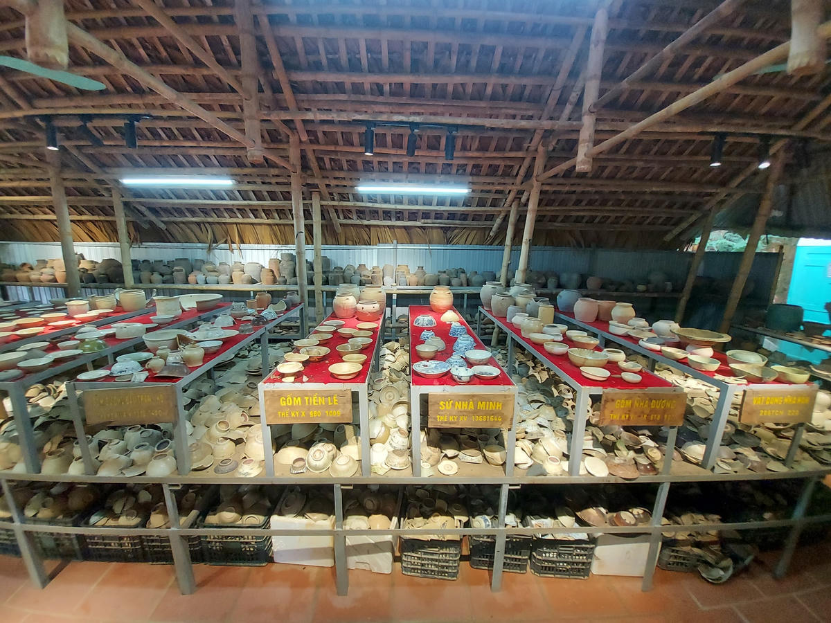 Tất cả những hiện vật được anh Hưng trưng bày và thiết kế gọn gàng, phù hợp giúp người tham quan có thể dễ dàng nhận biết qua các triều đại.