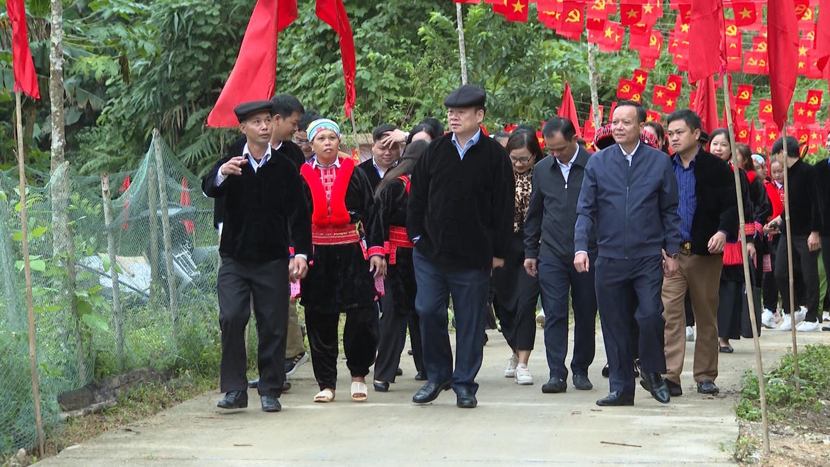 Ông Hoàng Duy Chinh, Bí thư Tỉnh ủy cùng các đại biểu dự Ngày hội Đại đoàn kết ở bản vùng cao Khuổi Làng. Ảnh: Toán Nguyễn.