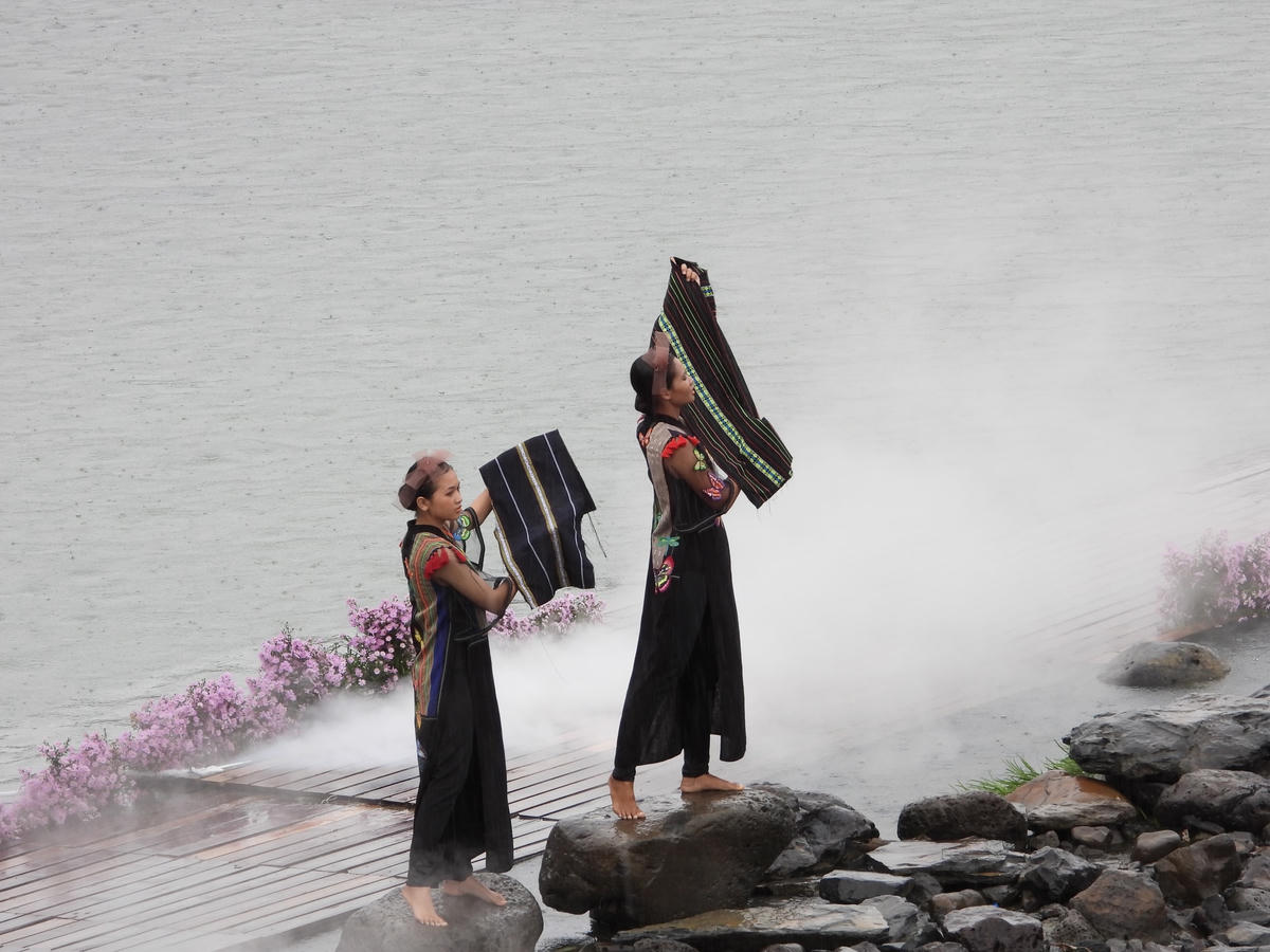 Thổ cẩm đã có một sứ mệnh cao cả của sự bình yên, một đường tơ nối dài từ sơ khai đến hiện đại, từ quá khứ đến tương lai.