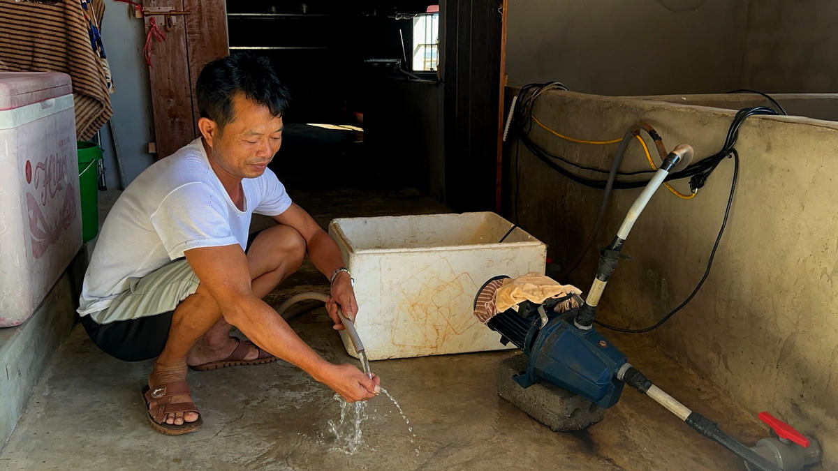 Chủ nhà hàng Hồng Đường cho hay, nước bơm từ dưới biển lên xuất hiện ngứa và có mùi hôi thối.
