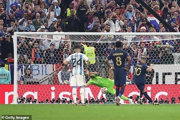 Nhưng Mbappe đã tỏa sáng một cách thần kỳ kể từ hiệp hai, bắt đầu với bàn rút ngắn tỷ số xuống còn 1-2 trên chấm phạt đền ở phút 80 của trận đấu (Ảnh: Getty).