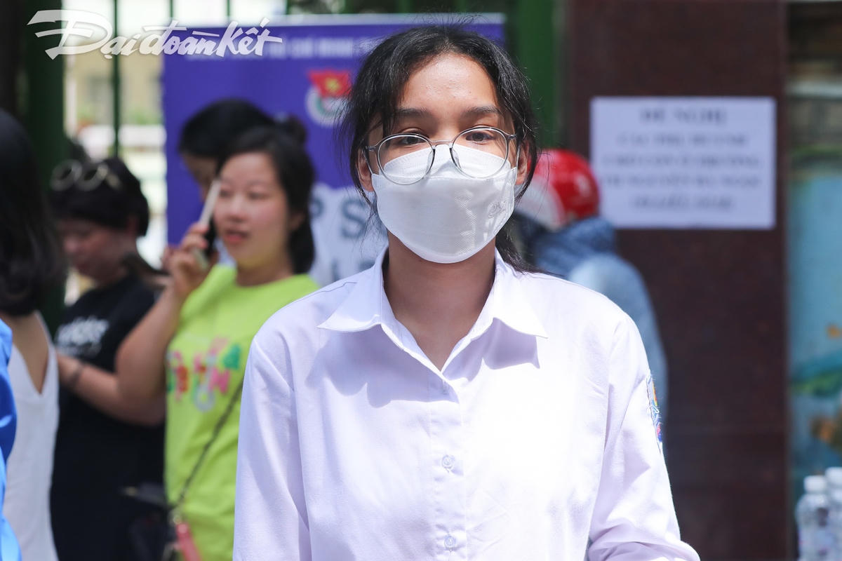 Là một trong số thí sinh ra khỏi phòng thi đầu tiên, thí sinh Nguyễn Trang Thảo, học sinh Trường THCS Hoàng Hoa Thám có tâm trạng rất thoải mái.