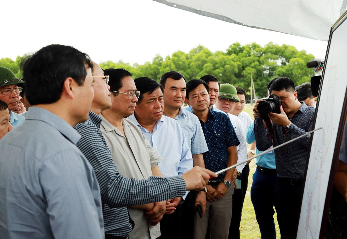 Thủ tướng yêu cầu các bên liên quan, các cơ quan chức năng đánh giá tổng thể về các vấn đề kinh tế, xã hội, môi trường… trên cơ sở khoa học, cơ sở thực tiễn, bảo đảm đồng thuận, lựa chọn phương án có lợi nhất.