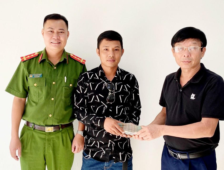 Anh Nguyễn Trọng Lưu cùng cán bộ Công an xã Lưu Vĩnh Sơn trao trả 200 triệu đồng cho người dân.