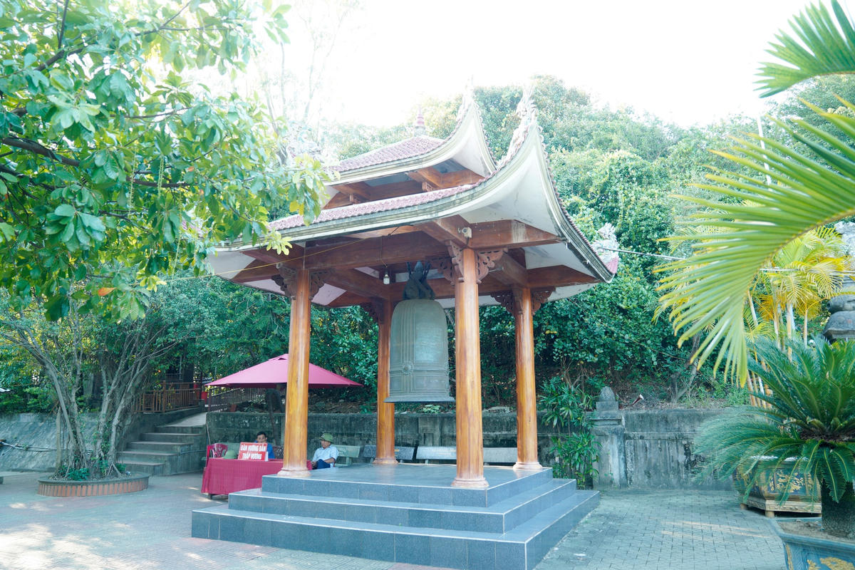 Trước cổng Tam quan được xây dựng nhà để chuông...