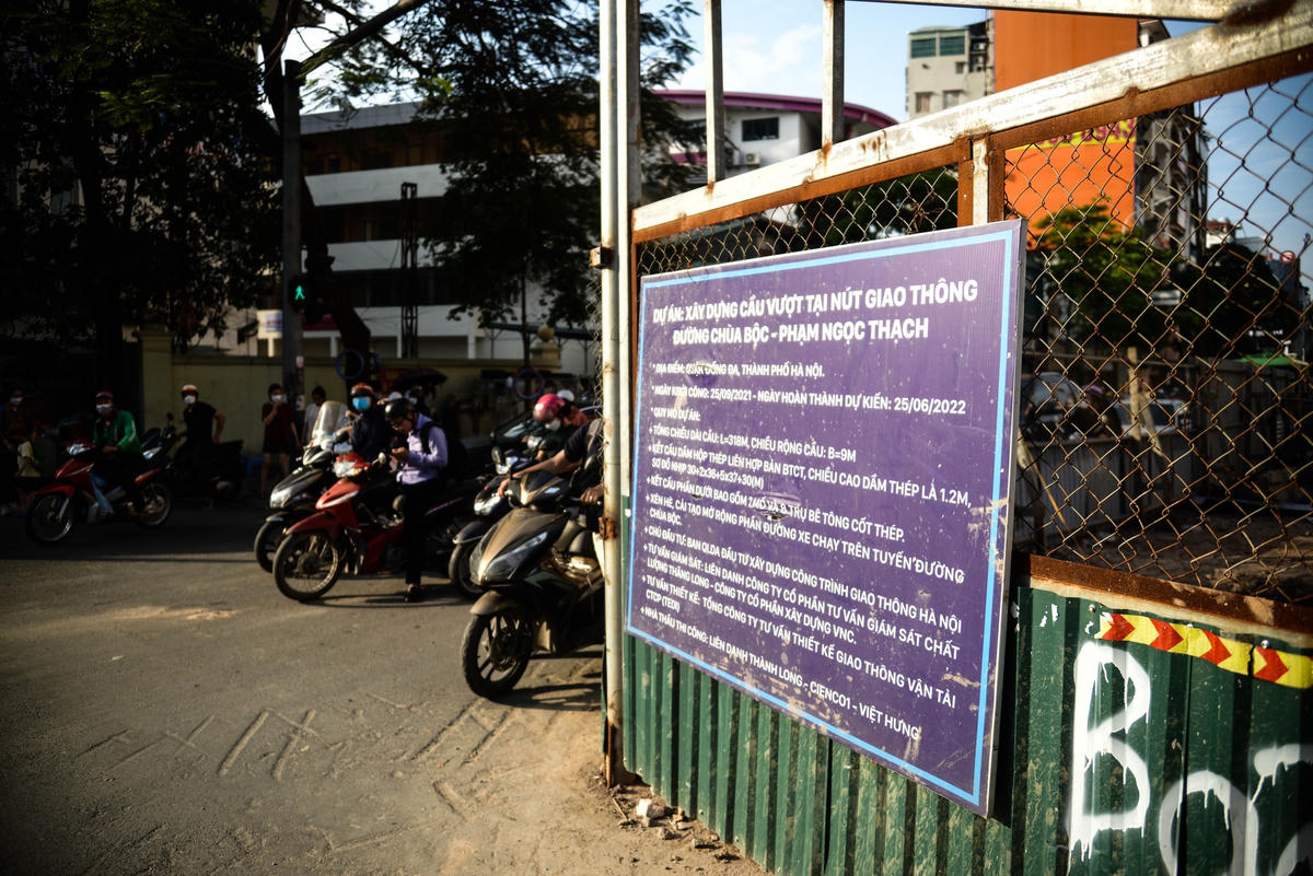 Công trình được lắp ghép theo hình chữ C dài hơn 300 m, rộng 9 m, có hai chiều cho hai làn xe hỗn hợp ô tô và xe máy. Hướng dọc đường Tôn Thất Tùng - Phạm Ngọc Thạch, đường Chùa Bộc - Đông Tác và các nhánh rẽ còn lại sẽ được tổ chức giao thông bằng đèn tín hiệu dưới cầu.