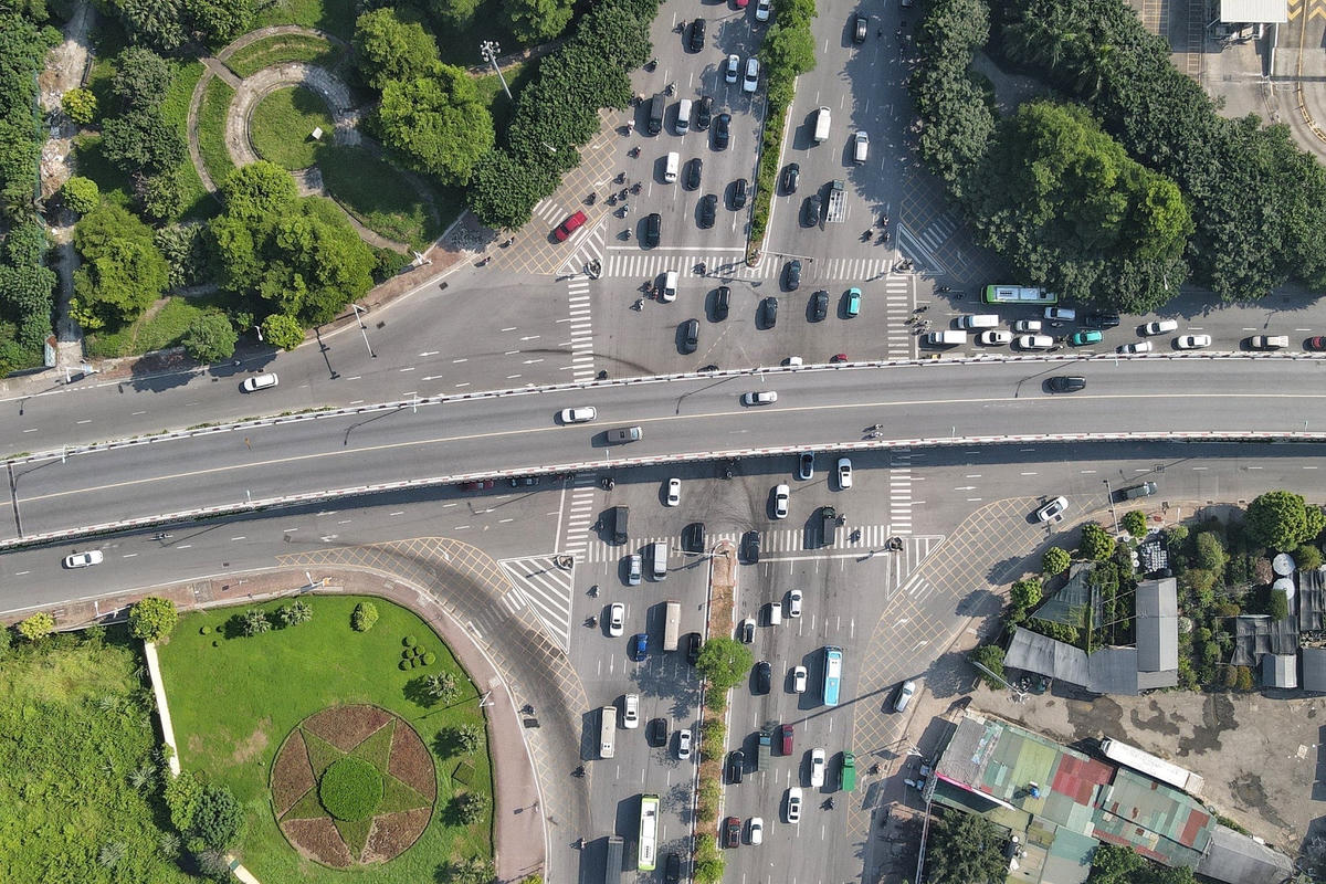 Trước đây, tại nút giao Cổ Linh cũng thường xuyên ùn tắc thì ngay sau khi thông cầu phương tiện qua đây lưu thông thuận lợi hơn.