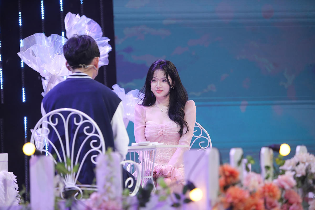 Uyên Nhi vô cùng hạnh phúc khi nhận được tấm chân tình từ Sing. Ảnh: Perfect Universe.