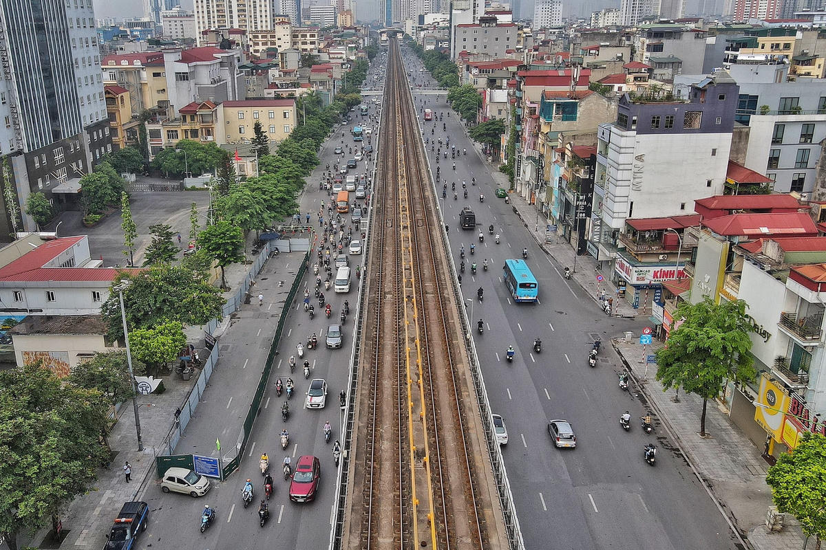 Theo ghi nhận của PV Báo Đại Đoàn Kết, sáng 10/6 chiếc "lô cốt" đầu tiên được rào chắn có chiều dài 59 m, chiều rộng 6,5m. Sau khi rào chắn phần đường Nguyễn Trãi còn lại là 11m. Để đảm bảo việc di chuyển thuận lợi cho người dân, lực lượng Thanh tra giao thông cũng đã có mặt để phân luồng tránh tình trạng ùn tắc diễn ra. Tuy nhiên, do nay là ngày nghỉ cuối tuần nên lượng phương tiện giảm mạnh, tuyến đường Nguyễn Trãi không xảy ra ùn tắc.