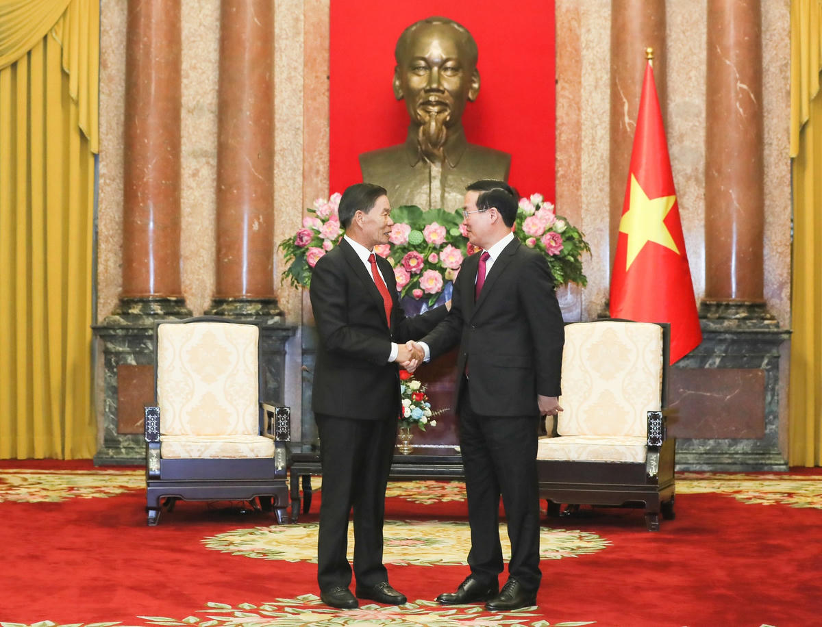 Chủ tịch nước Võ Văn Thưởng tiếp đồng chí Sinlavong Khoutphaythoune, Ủy viên Bộ Chính trị Đảng Nhân dân Cách mạng Lào, Chủ tịch Ủy ban Trung ương Mặt trận Lào xây dựng đất nước. Ảnh: Quang Vinh.