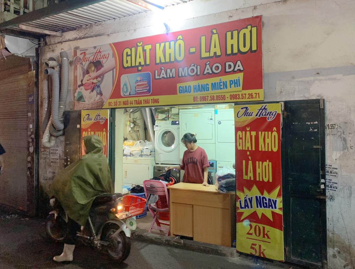 Không kể sáng tối, các tiệm giặt là vẫn luôn có khách đến gửi đồ giặt.