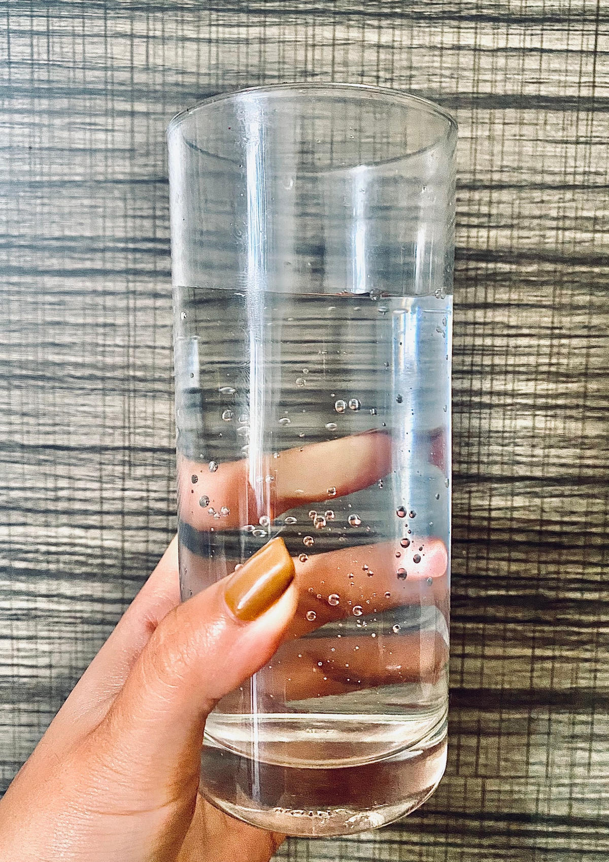 Uống đủ nước còn giúp làn da bổ sung đủ độ ẩm để duy trì vẻ đẹp và làm chậm quá trình lão hóa da. Ảnh: Thu Quỳnh