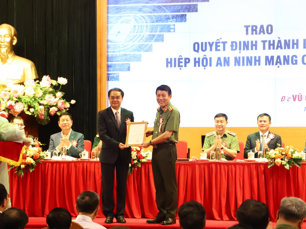 Ông Vũ Chiến Thắng, Thứ trưởng Bộ Nội vụ trao Quyết định thành lập Hiệp hội và tặng hoa chúc mừng.