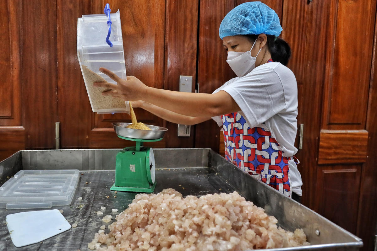 Có mặt tại cơ sở sản xuất bánh Sinh Hùng nơi đã có 60 năm kinh nghiệm làm bánh Trung thu lại rộn ràng với những âm thanh đảo nhân, tiếng khuôn bánh kêu lộp cộp...