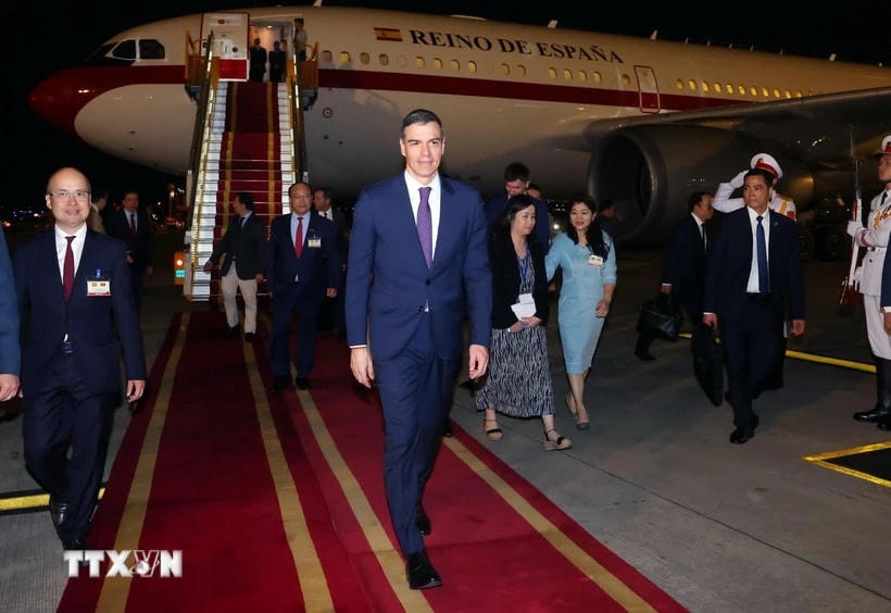 Thủ tướng Tây Ban Nha Pedro Sánchez tới Hà Nội, bắt đầu thăm chính thức Việt Nam. (Ảnh: Phạm Kiên/TTXVN)