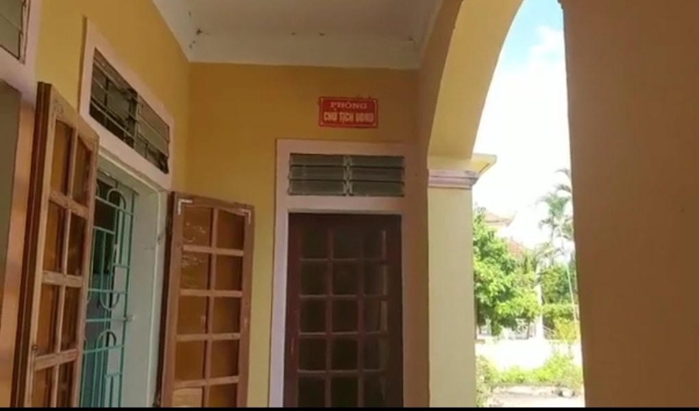 Phòng làm việc của ông Bùi Đăng Thu, Chủ tịch UBND xã Hồng Sơn đóng cửa dù đang là giờ hành chính.