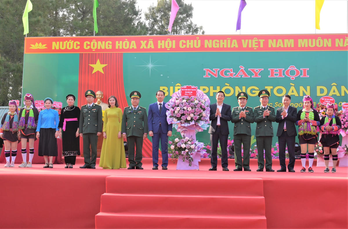 Ông Nguyễn Văn Hồi, Ủy viên BTV Tỉnh ủy, Trưởng ban Dân vận Tỉnh ủy, Chủ tịch Ủy ban MTTQ Việt Nam tỉnh Quảng Ninh tặng hoa chúc mừng Ngày hội. Ảnh: Trung tâm TT&VH Móng Cái.