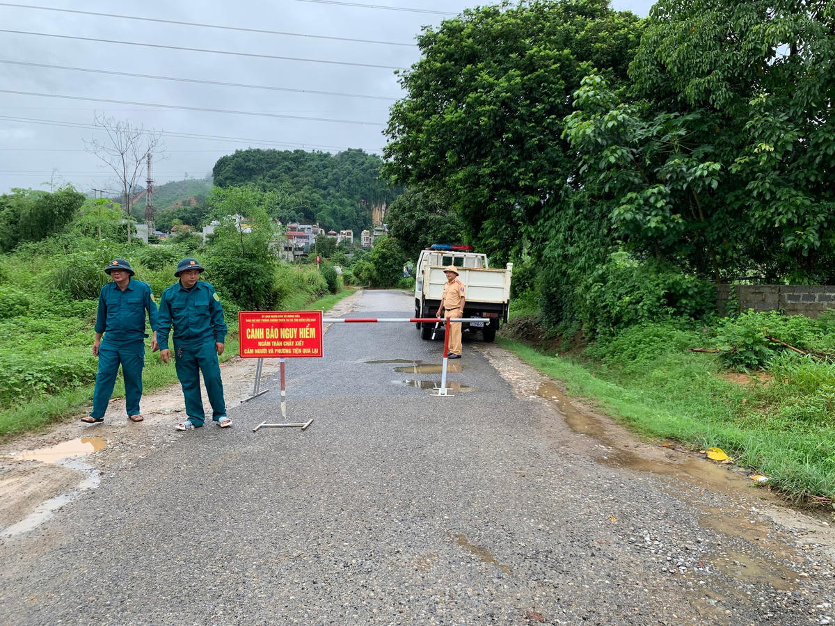 Lực lượng chức năng chốt trực tại các khu vực đang bị sạt lở do mưa lớn kéo dài.