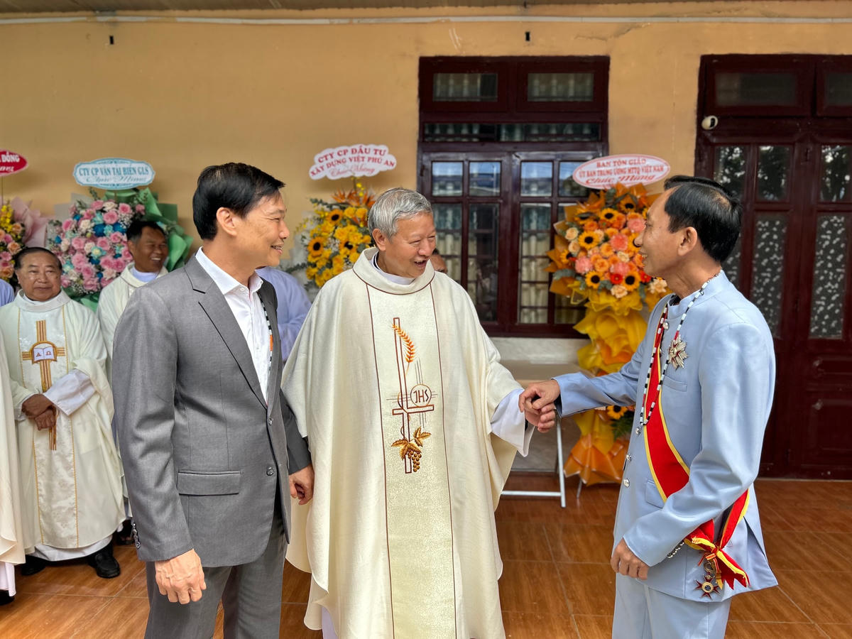Từ trái qua: Ông Đỗ Văn Phới, Phó Trưởng ban Dân vận trung ương, Linh mục Gioan Bosco Hoàng Văn Chính, Hiệp sĩ Đại Thánh giá Lê Đức Thịnh tại ngày lễ khánh thành Nhà thờ Đăng Srỗn