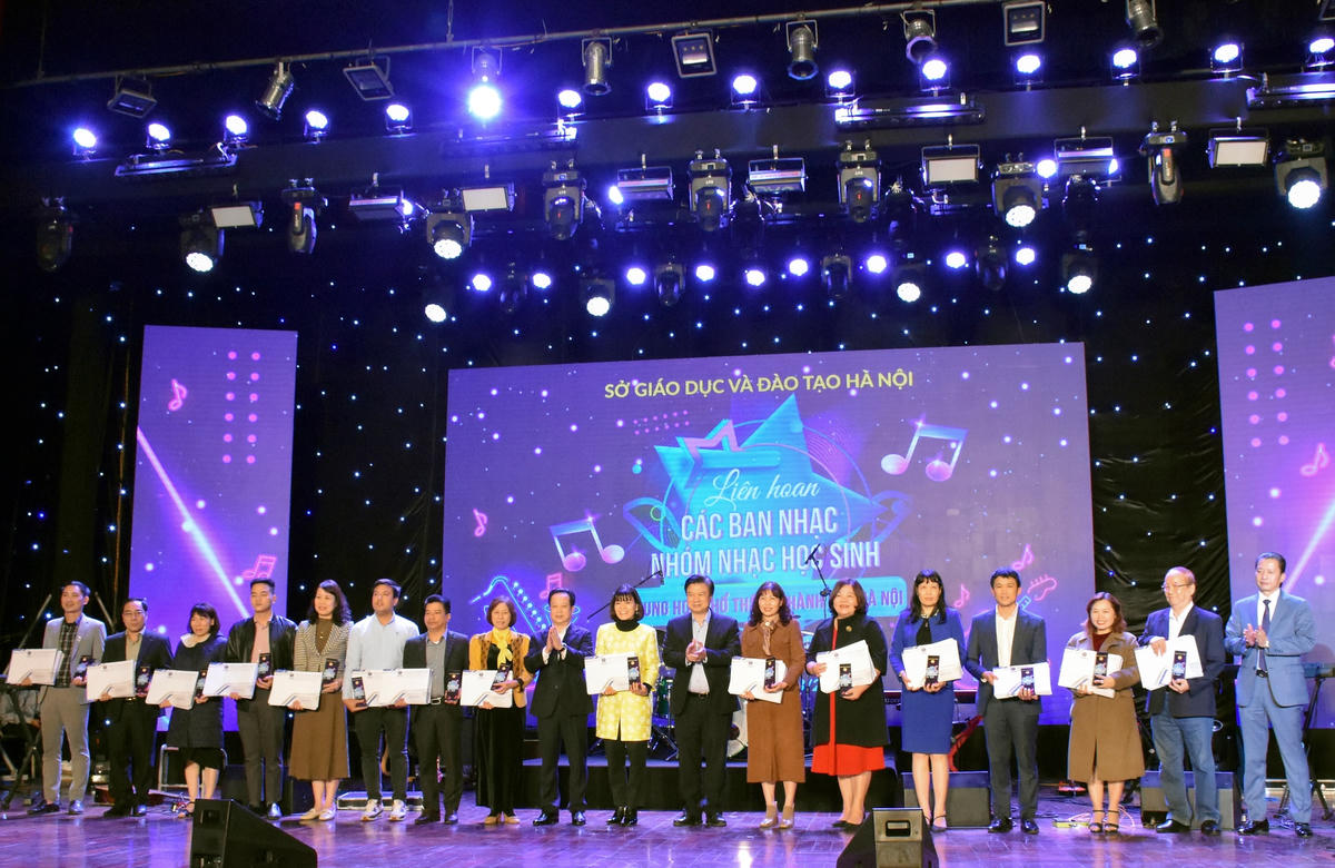 Các đại biểu trao tặng quà lưu niệm tới các đơn vị tham gia Liên hoan.