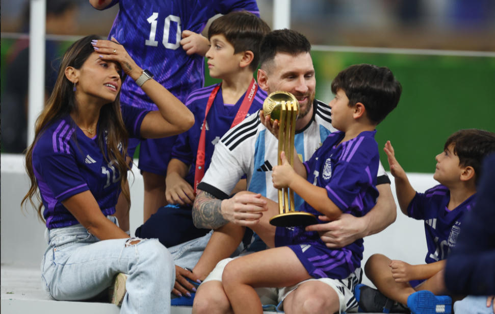 Messi ăn mừng chức vô địch World Cup cùng gia đình sau trận đấu với Pháp. Ảnh: Reuters.