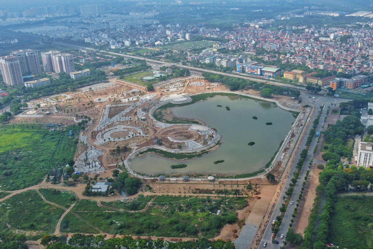 Công viên khu đô thị Việt Hưng là dự án do Tổng Công ty đầu tư phát triển nhà và đô thị đầu tư các hạng mục cây xanh, vườn hoa... với diện tích hơn 15,7 ha. Dự án này được phê duyệt hoạt động với hình thức là công viên mở.