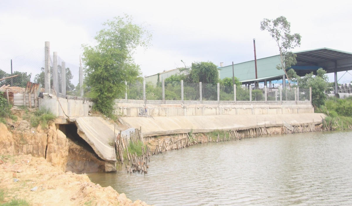 Đoạn kè bê tông, lưới B40 xây dựng sát suối Trà Thai.