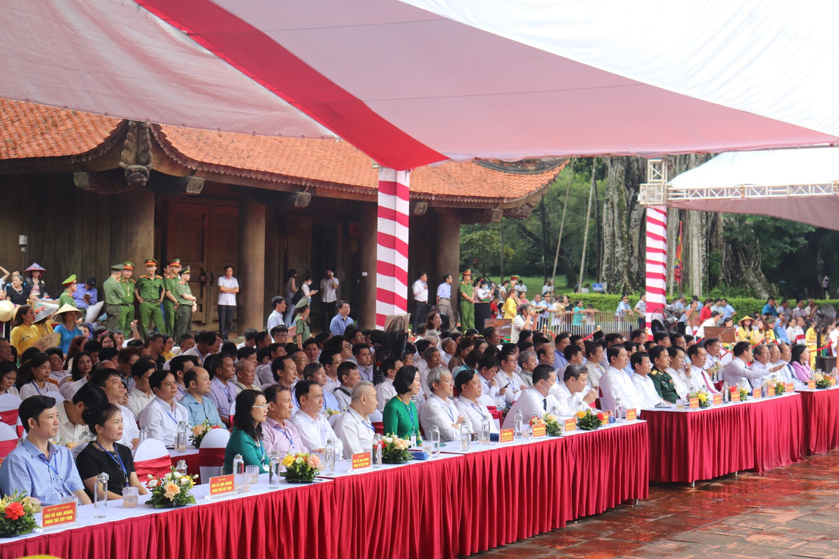Người dân cùng đại biểu có mặt tại di tích Lam Kinh từ rất sớm.
