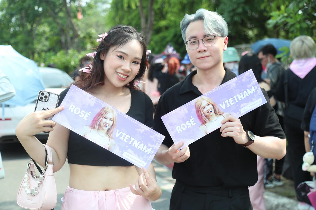 Rất đông các bạn trẻ chờ đợi thần tượng xuất hiện và biểu diễn trong đêm nhạc tối nay. 