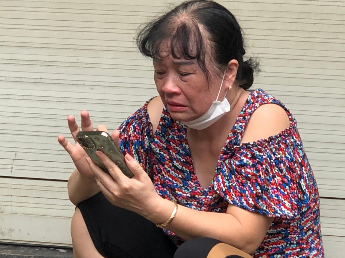 Người thân mong ngóng tin của nạn nhân vụ cháy.