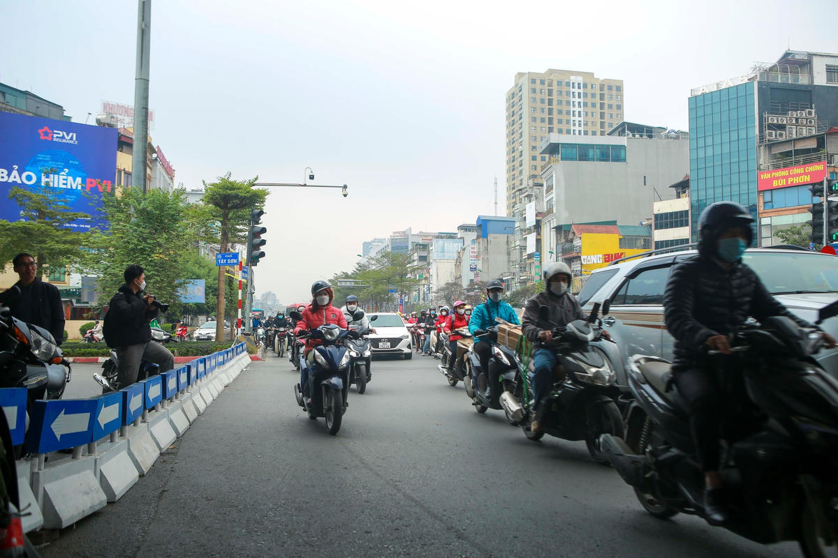 Một dải phân cách cứng đã được lắp đặt, chặn hẳn hướng đi này.