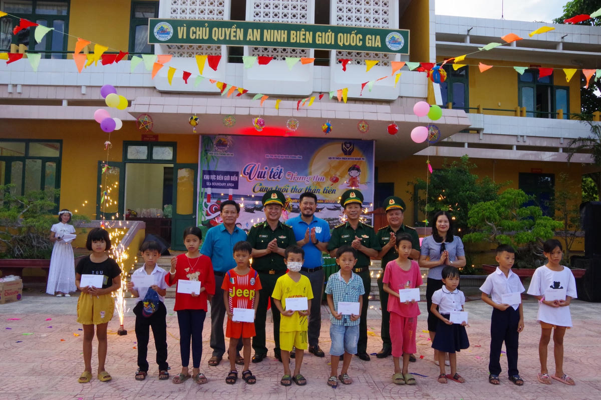 Hàng trăm suất quà đã được trao đến các em nhỏ ở xã Hải An và Hải Khê.