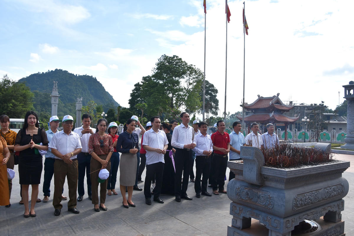 Phó Chủ tịch Phùng Khánh Tài và các đại biểu đã dâng hương tưởng nhớ các vị tiền bối cách mạng tại Khu di tích lịch sử quốc gia đặc biệt Tân Trào, huyện Sơn Dương, tỉnh Tuyên Quang.