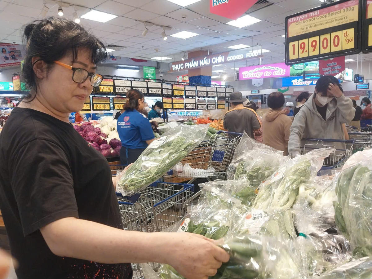 Người tiêu dùng xem kỹ thông tin sản phẩm trước khi mua. Ảnh: S.X.